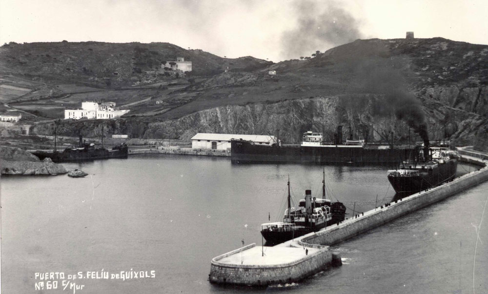 El port de Sant Feliu ple de vaixells de càrrega (1925 – 1935). AMSFG. Fons Espuña – Ibañez. Autor: Ricard Mur Dargallo.